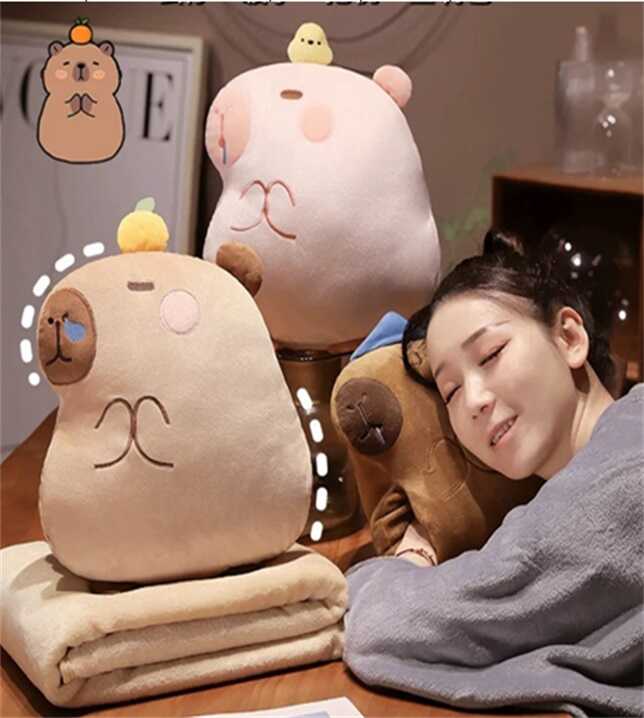 М`яка іграшка M 18207 (50) “Капібара”, 30 см, плед: 140х190 см, муфта