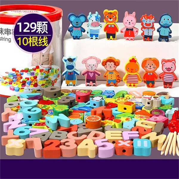 Дерев’яна шнурівка С 74438 (18) фігурки з тваринами, фруктами й овочами, літерами англійського алфавіту, цифрами й арифметичними знаками, декілька шнурків з дерев’яним краєм, текстильна сумочка, у відрі