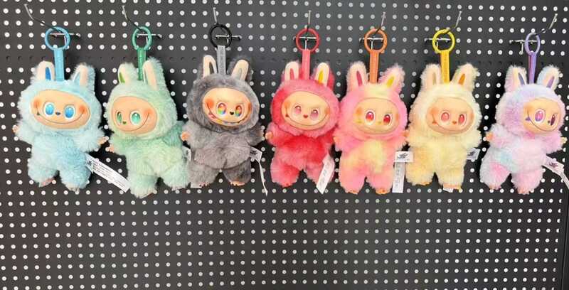 М`яка іграшка-брелок M 19732 (240) ЦІНА ЗА 1 ШТУКУ, висота 17 см, карабін, голова, стопи та долоні обертаються на 360°, ВИДАЄТЬСЯ ТІЛЬКИ МІКС ВИДІВ