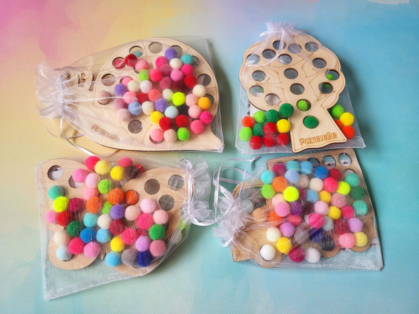 Плашка з помпонами